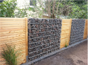 Bride de fixation panneau bois sur Gabion mailles 5 x 5 cm